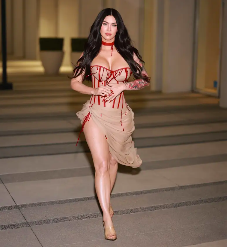 Megan Fox khoe sắc vóc bốc lửa sau khi sinh con thứ 4 - Ảnh 2.