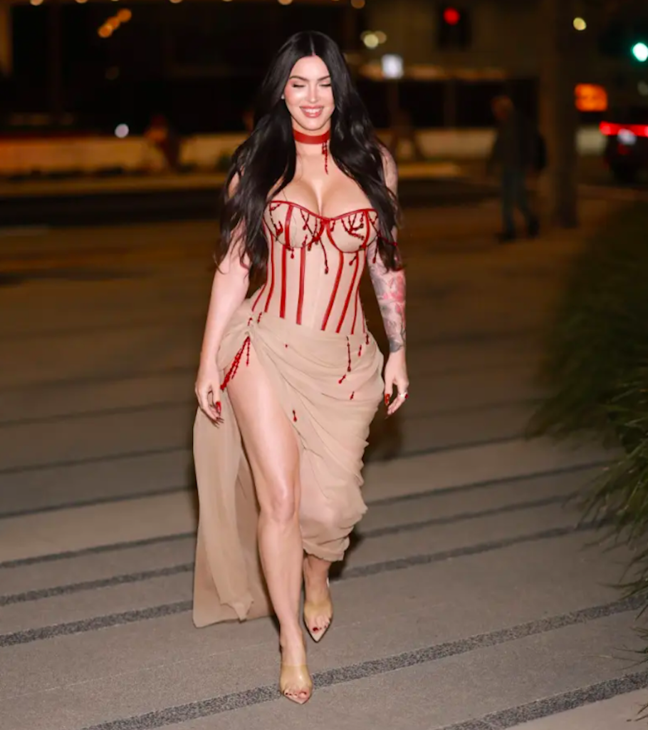 Megan Fox khoe sắc vóc bốc lửa sau khi sinh con thứ 4 - Ảnh 1.