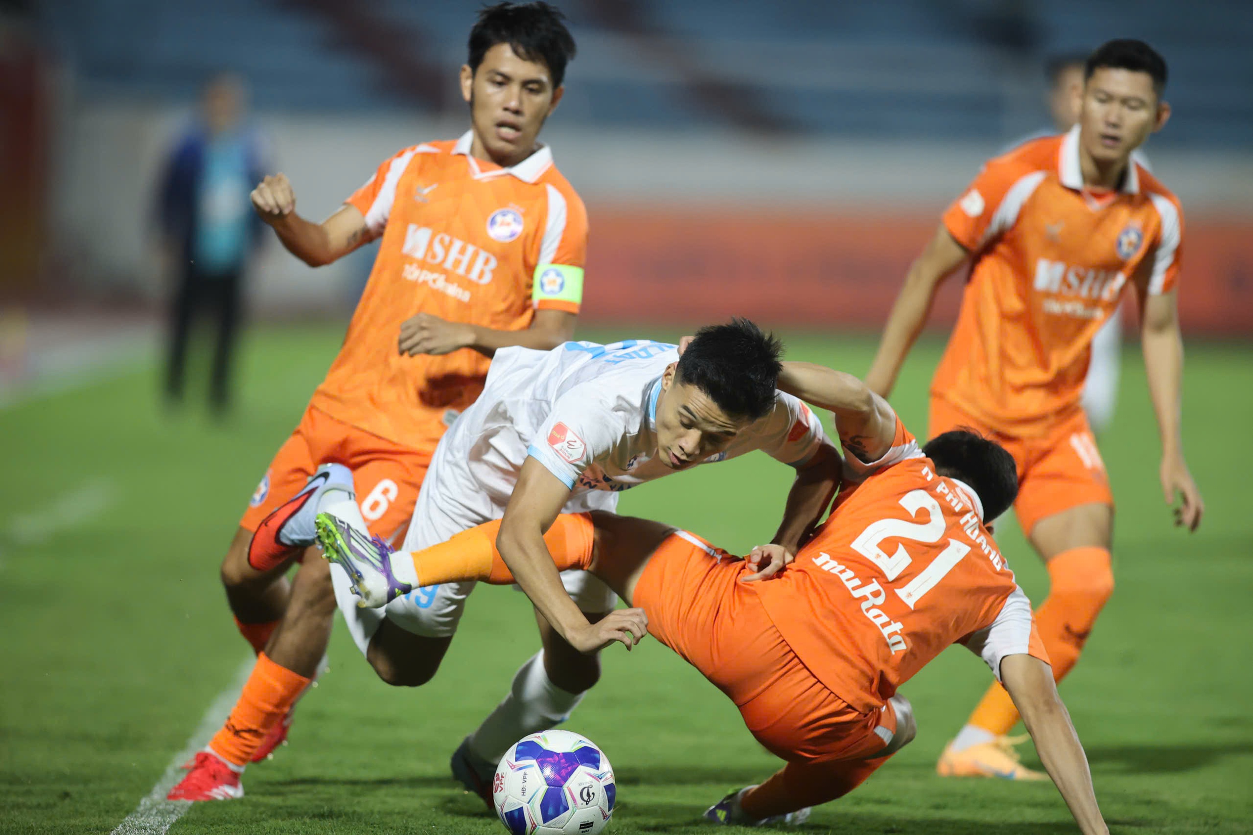U23-spiller fra Vietnam scorer, Da Nang spiller beklageligvis uavgjort mot forsvarende mester Nam Dinh: Ny trener «gråte nesten» - Bilde 1. Tuyển thủ U.23 Việt Nam ghi bàn, Đà Nẵng hòa tiếc nuối ĐKVĐ Nam Định: Tân HLV ‘suýt khóc’- Ảnh 1.
