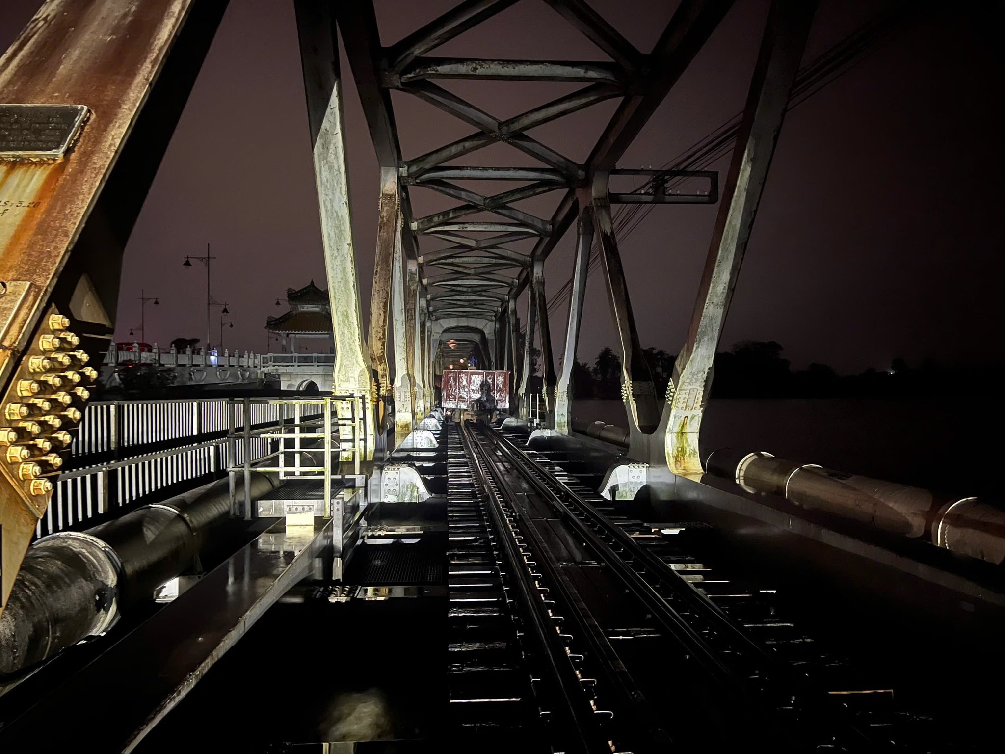 Đưa đoàn tàu chở gần 700 tấn đá, ngăn lũ cuốn cầu đường sắt trên sông Hương- Ảnh 2. Đưa đoàn tàu chở gần 700 tấn đá, ngăn lũ cuốn cầu đường sắt trên sông Hương- Ảnh 2.