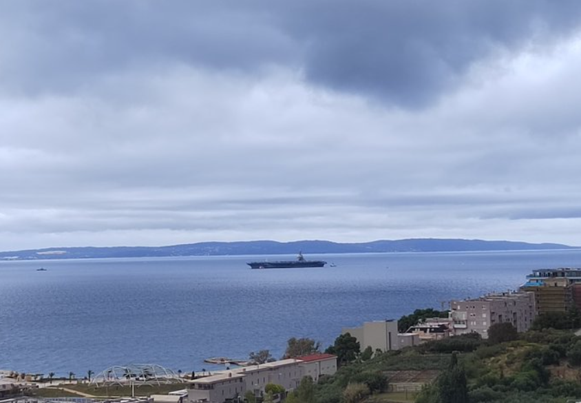Tàu sân bay Mỹ đang tập hợp đội tàu hộ tống để đến Caribbean  - Ảnh 2.