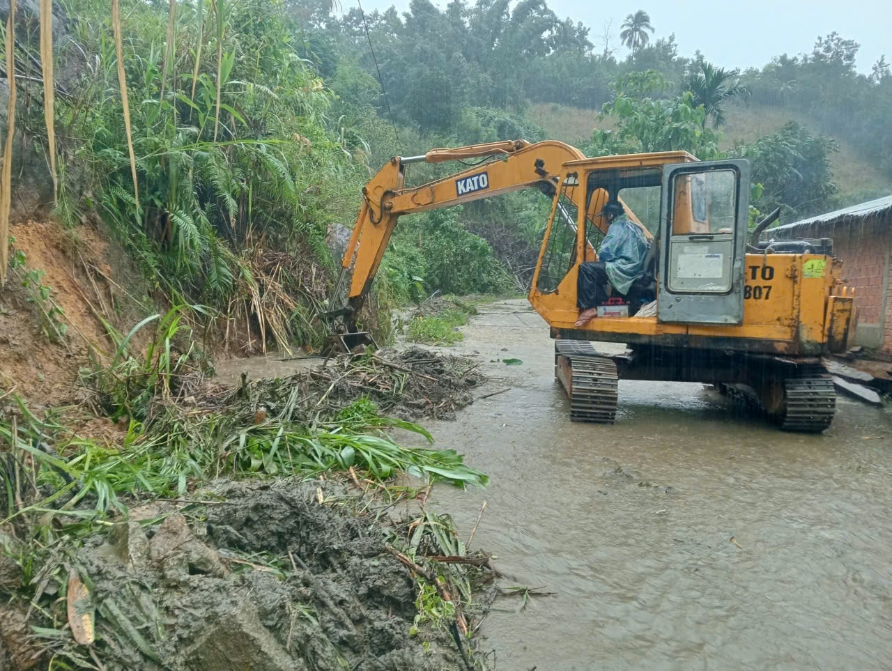 Lực lượng vũ trang TP.Đà Nẵng băng rừng, vượt lũ cứu dân vùng cô lập - Ảnh 9.