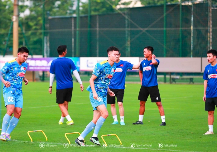 U.23 Việt Nam c&oacute; trung vệ cao 1,96 m v&agrave; 2 Việt kiều, nhiều gương mặt 'sốc': Thầy Kim kh&ocirc;ng dẫn dắt - Ảnh 4.