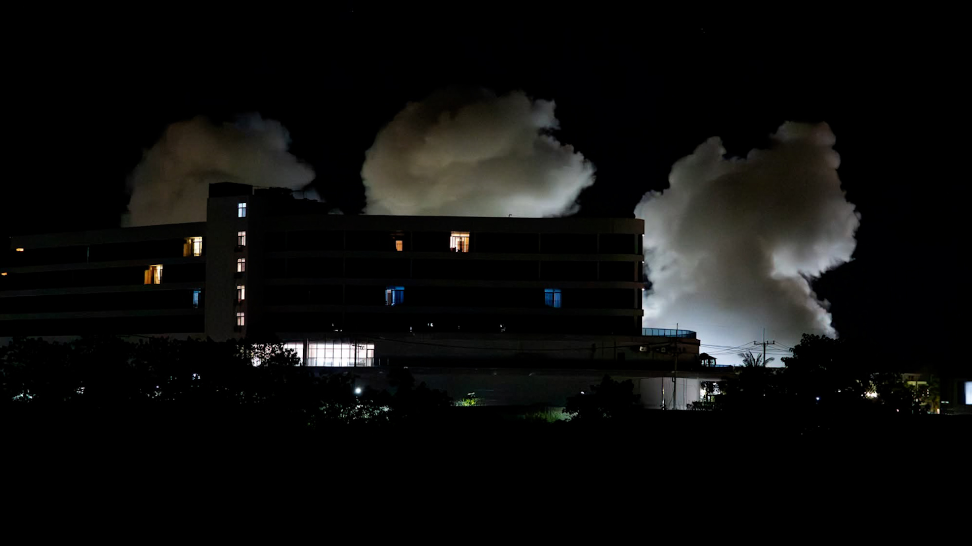 Vụ nổ thứ tư rung chuyển KK Park, Th&aacute;i Lan ứng ph&oacute; với d&ograve;ng người vượt bi&ecirc;n - Ảnh 1.