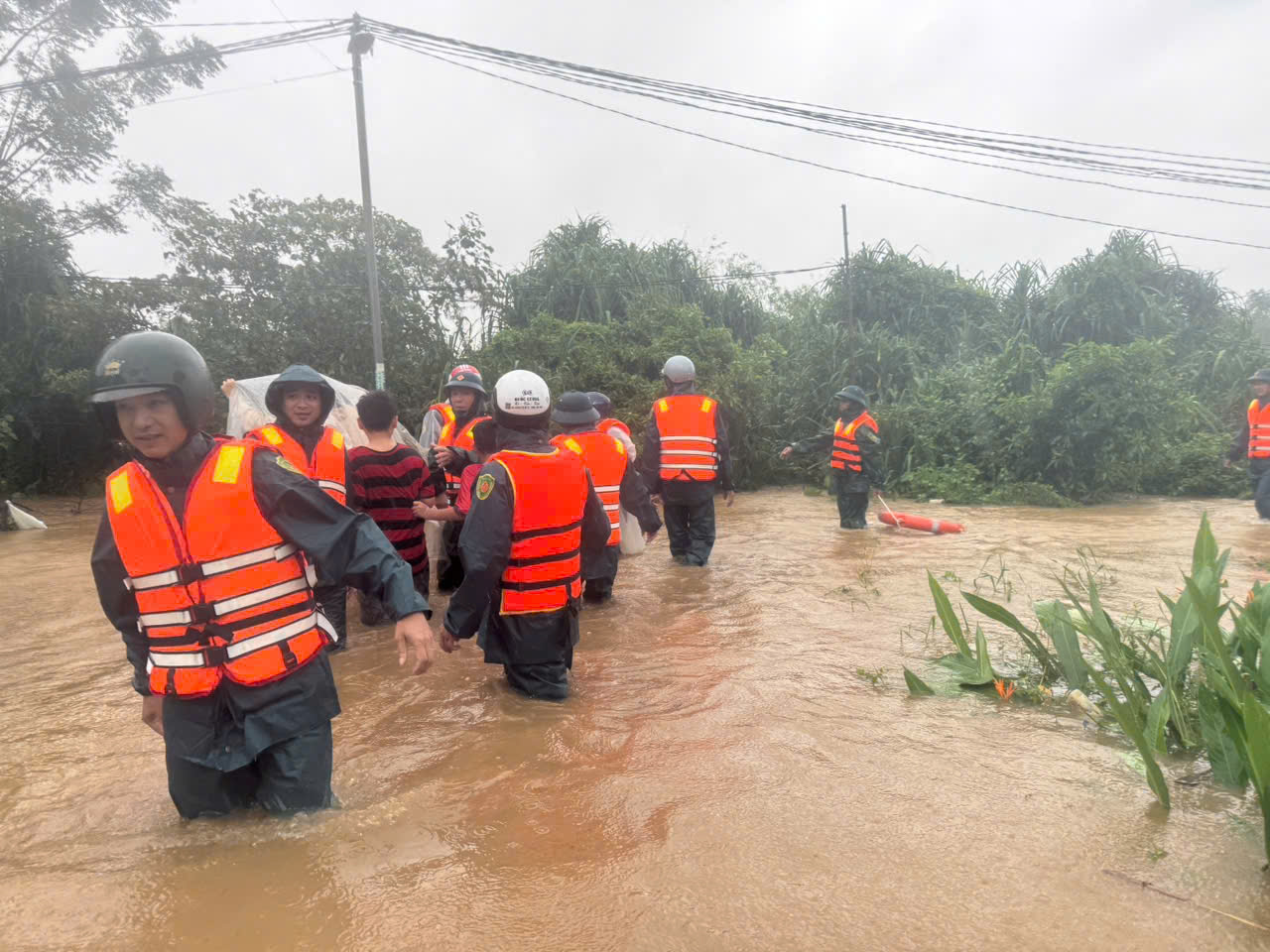 TP.Huế nước lũ lên nhanh nhiều tuyến đường đã biến thành sông - Ảnh 5.