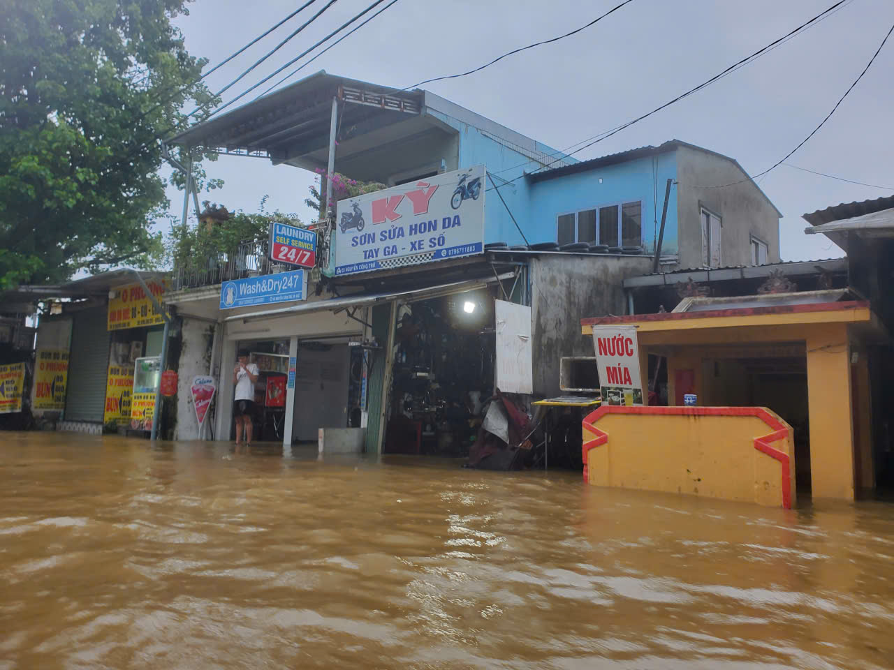 TP.Huế nước lũ lên nhanh nhiều tuyến đường đã biến thành sông - Ảnh 2.