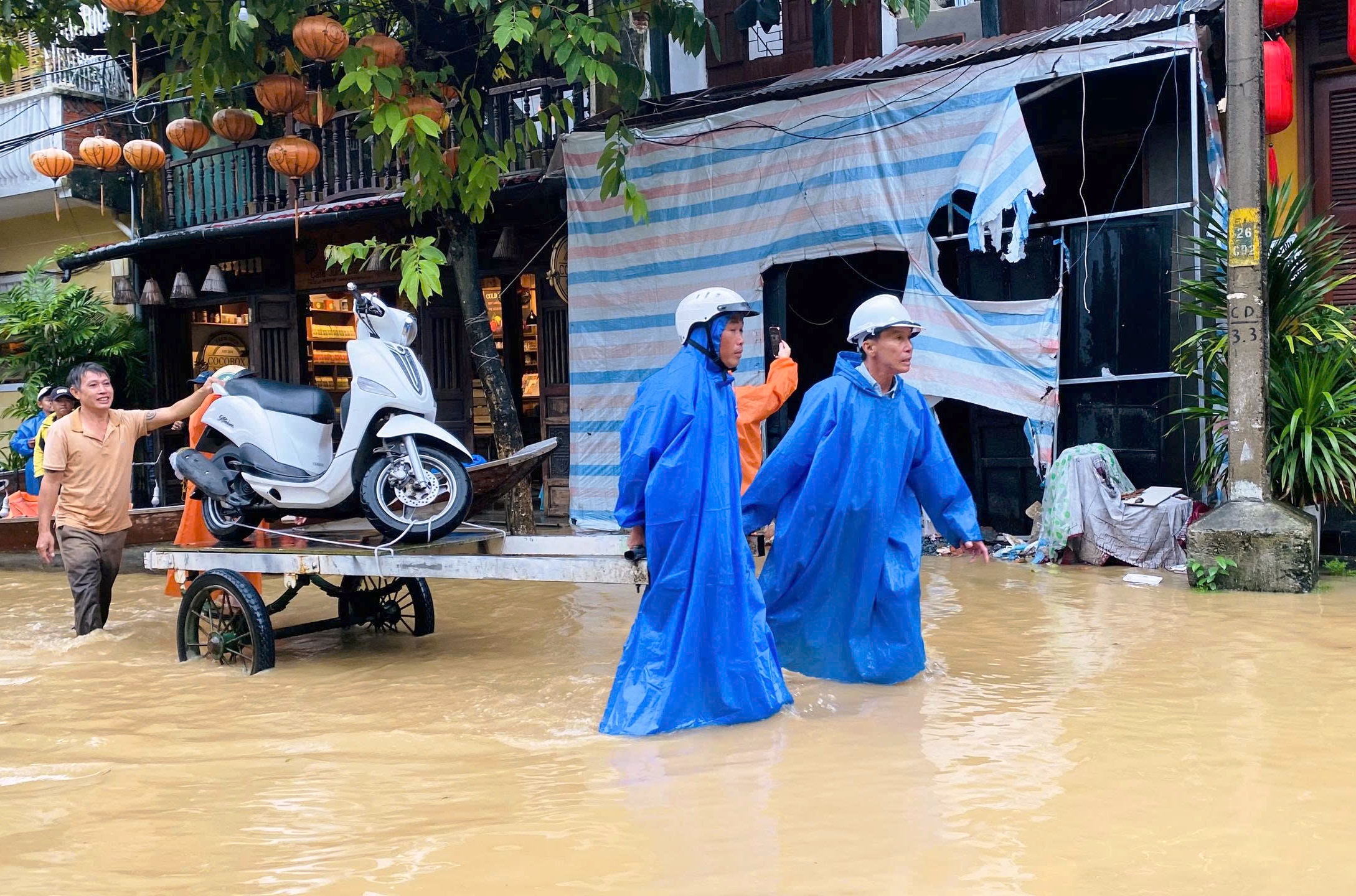 Lũ lên nhanh, người dân bơi thuyền trong phố cổ Hội An- Ảnh 9.