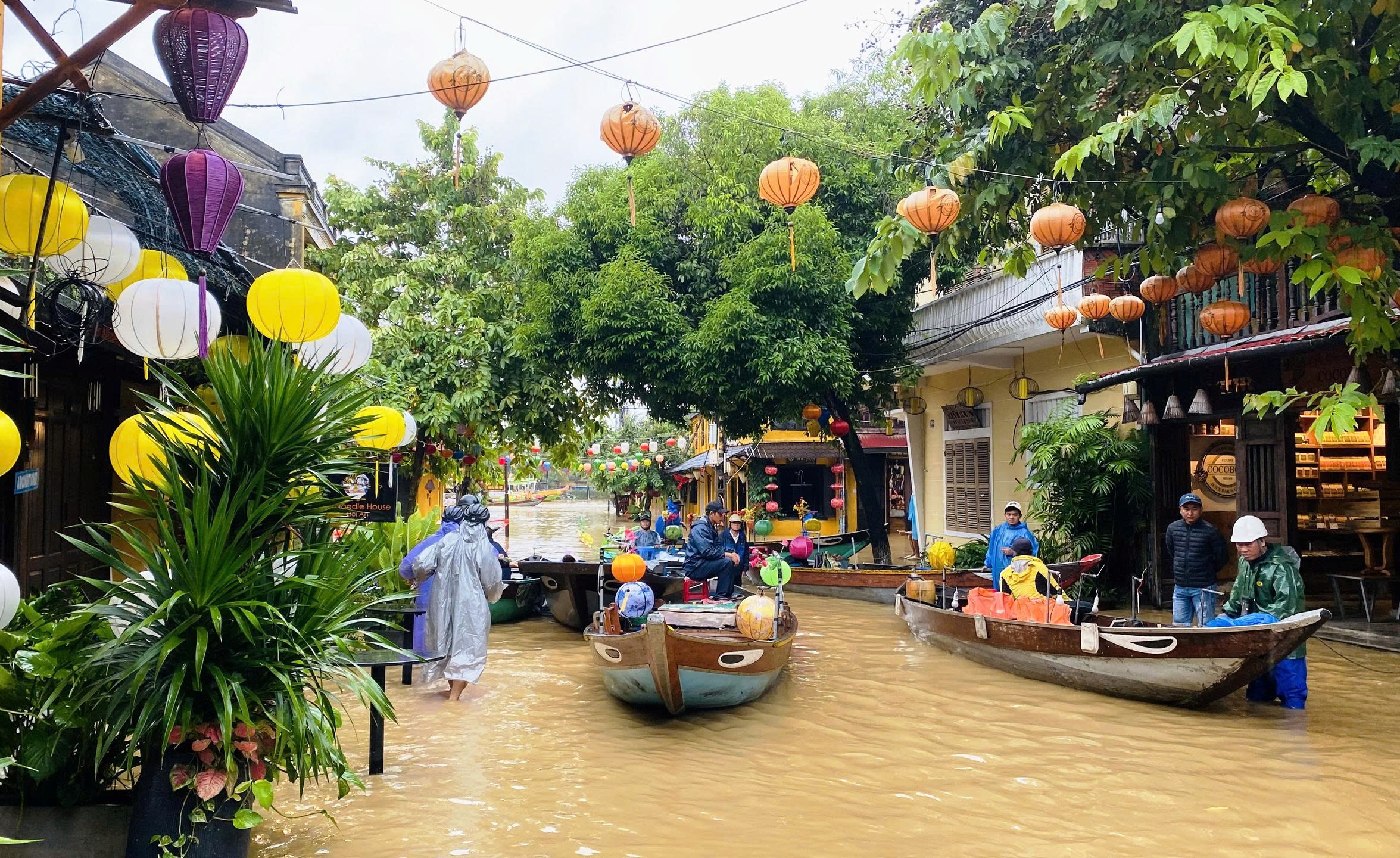 Lũ lên nhanh, người dân bơi thuyền trong phố cổ Hội An- Ảnh 3.