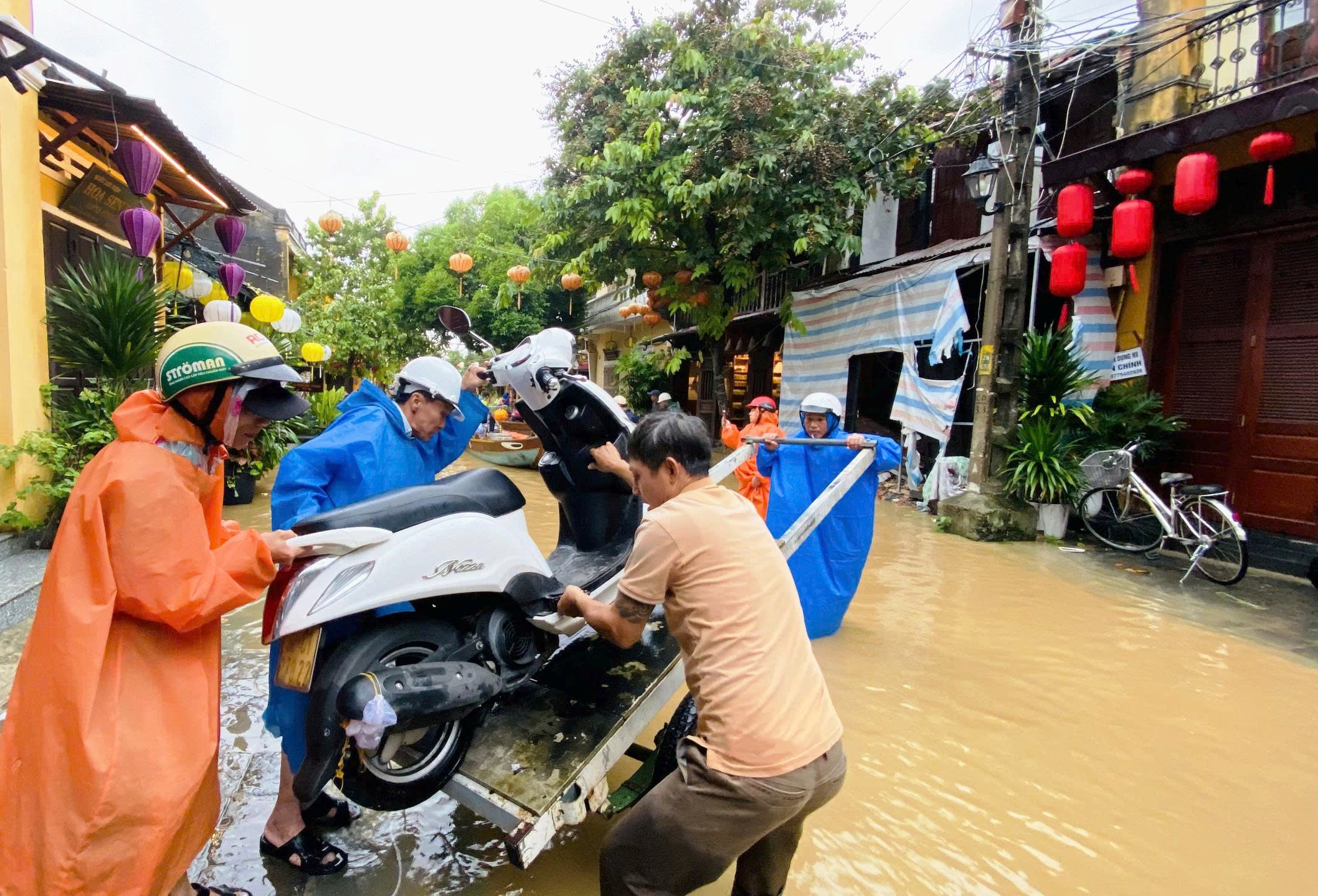 Lũ lên nhanh, người dân bơi thuyền trong phố cổ Hội An- Ảnh 11.