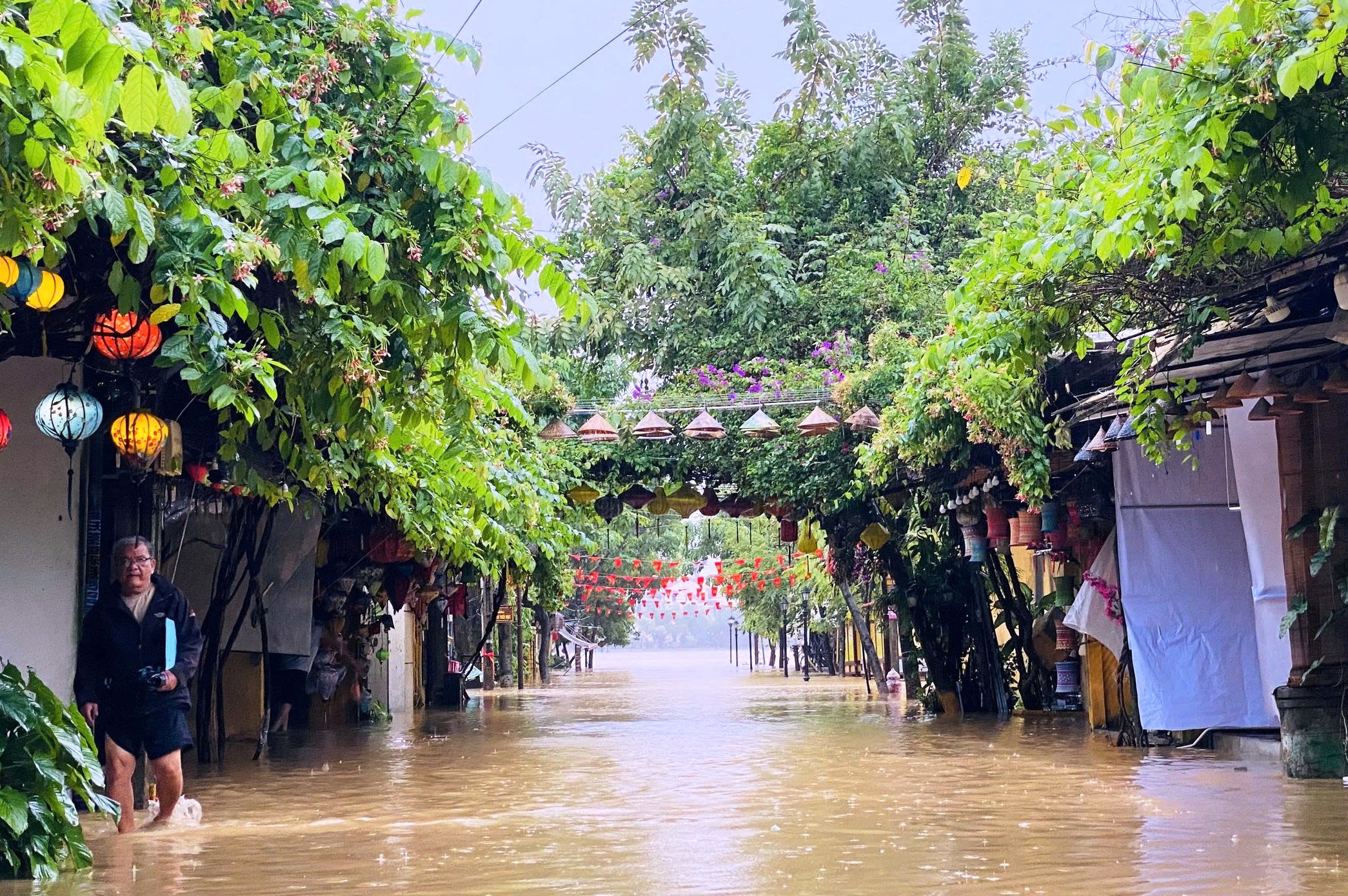 Lũ lên nhanh, người dân bơi thuyền trong phố cổ Hội An- Ảnh 4.