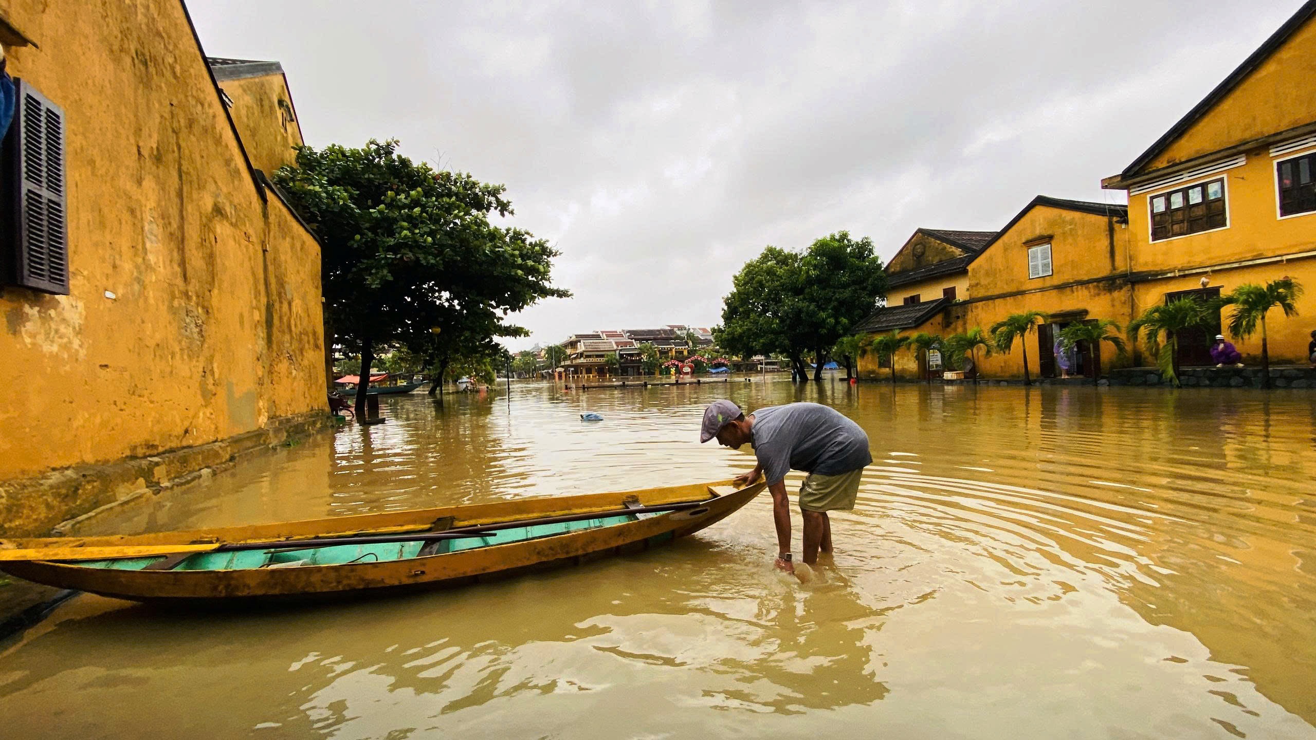 Lũ lên nhanh, người dân bơi thuyền trong phố cổ Hội An- Ảnh 10.