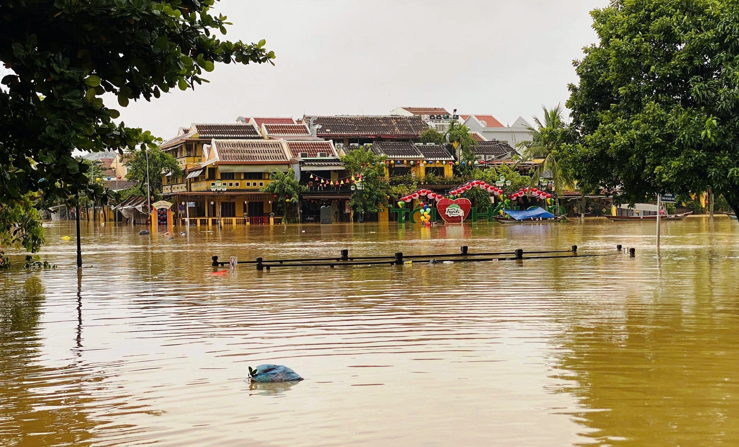 Lũ lên nhanh, người dân bơi thuyền trong phố cổ Hội An- Ảnh 7.