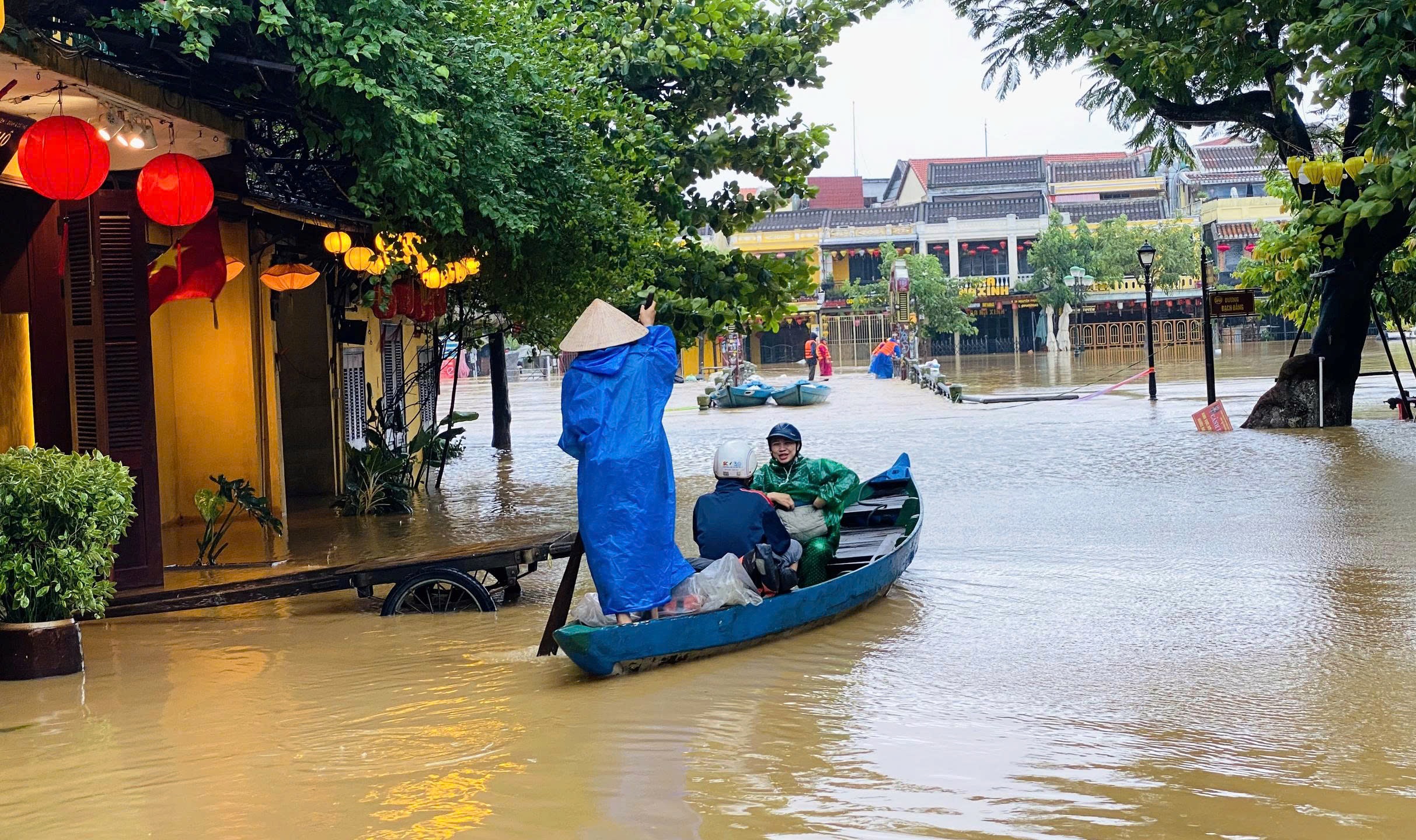 Lũ lên nhanh, người dân bơi thuyền trong phố cổ Hội An- Ảnh 5.