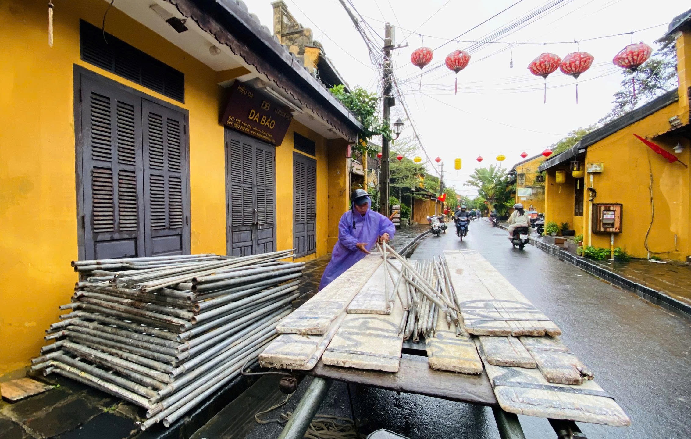 Lũ lên nhanh, người dân bơi thuyền trong phố cổ Hội An- Ảnh 6.