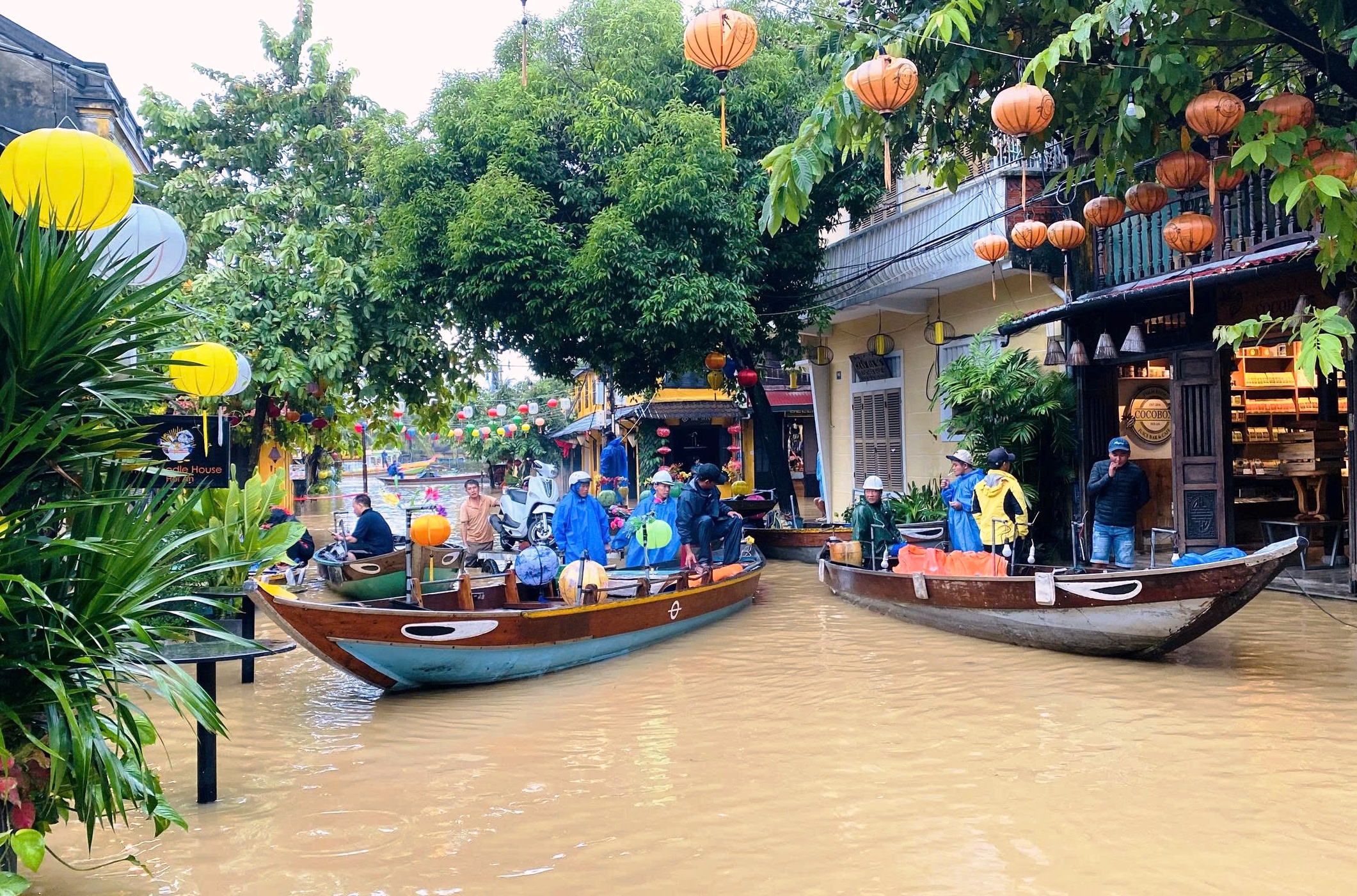 Lũ lên nhanh, người dân bơi thuyền trong phố cổ Hội An- Ảnh 2.