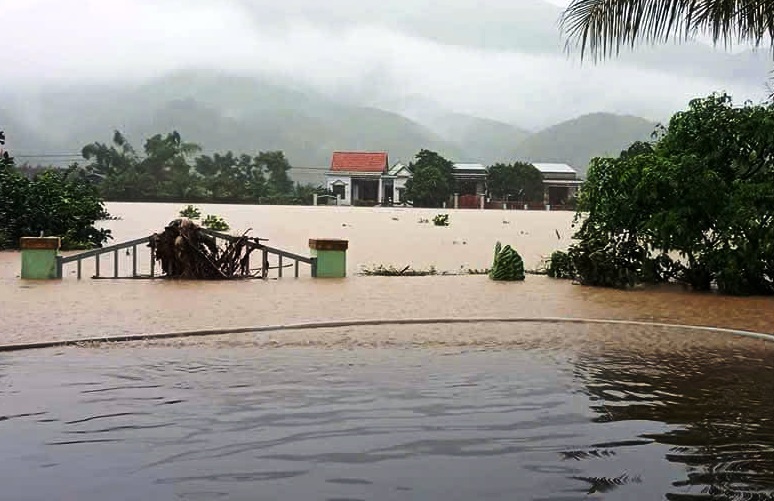 Đà Nẵng: 'Rốn lũ' bị nước lũ bao vây, 4.300 người dân bị cô lập hoàn toàn - Ảnh 11.