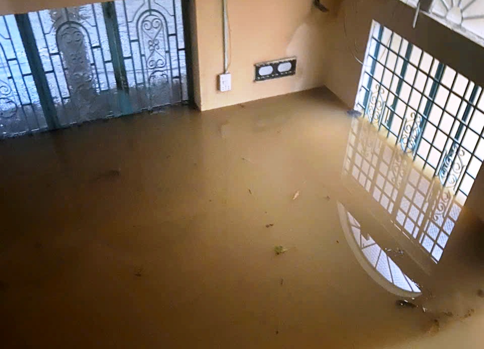 Đà Nẵng: 'Rốn lũ' bị nước lũ bao vây, 4.300 người dân bị cô lập hoàn toàn - Ảnh 10.