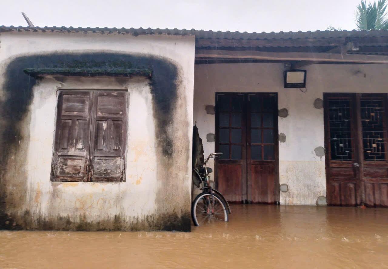 Đà Nẵng: 'Rốn lũ' bị nước lũ bao vây, 4.300 người dân bị cô lập hoàn toàn - Ảnh 9.