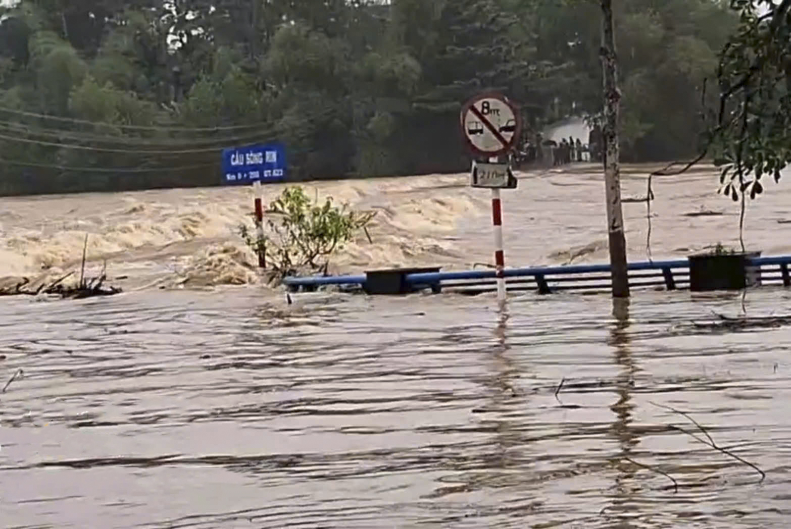 Sợ đá lăn, xã miền núi Quảng Ngãi di dời hơn 140 hộ dân- Ảnh 3. Sợ đá lăn, xã miền núi Quảng Ngãi di dời hơn 140 hộ dân- Ảnh 3.