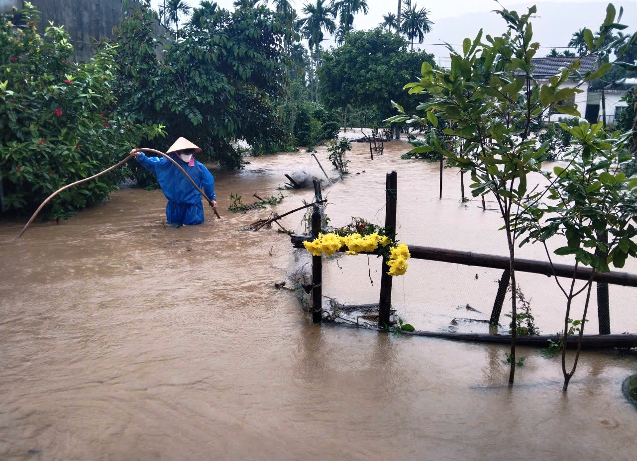 Đà Nẵng: 'Rốn lũ' bị nước lũ bao vây, 4.300 người dân bị cô lập hoàn toàn - Ảnh 13.
