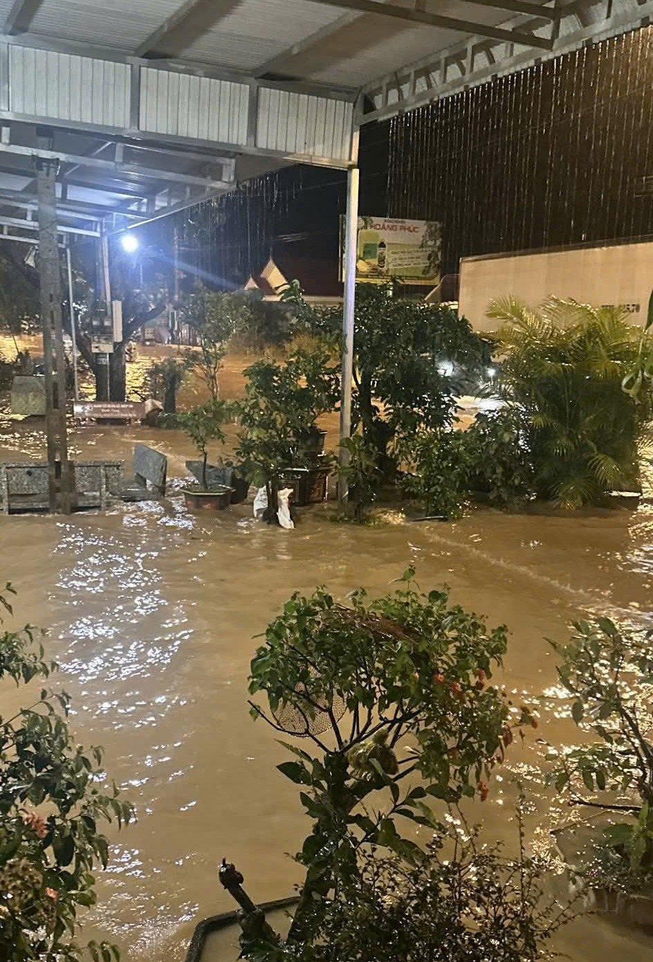 Mưa lớn QL20 qua xã Hiệp Thạnh tỉnh Lâm Đồng ngập lụt nặng- Ảnh 3. Mưa lớn QL20 qua xã Hiệp Thạnh tỉnh Lâm Đồng ngập lụt nặng- Ảnh 3.