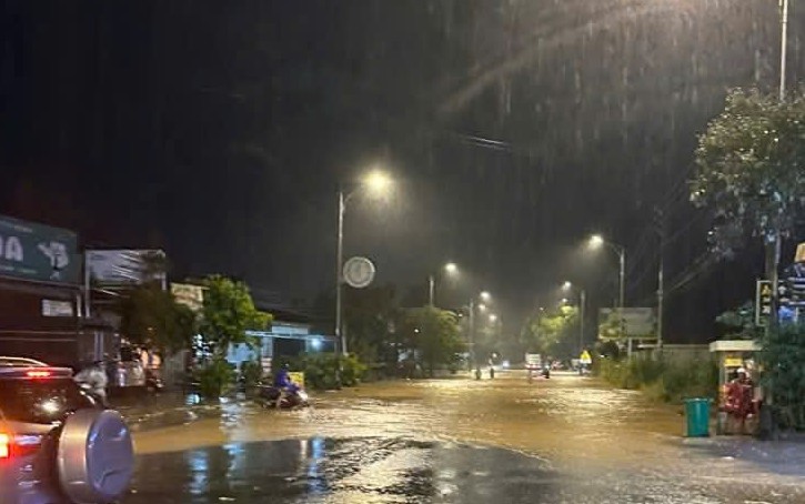 Mưa lớn QL20 qua xã Hiệp Thạnh tỉnh Lâm Đồng ngập lụt nặng- Ảnh 2. Mưa lớn QL20 qua xã Hiệp Thạnh tỉnh Lâm Đồng ngập lụt nặng- Ảnh 2.