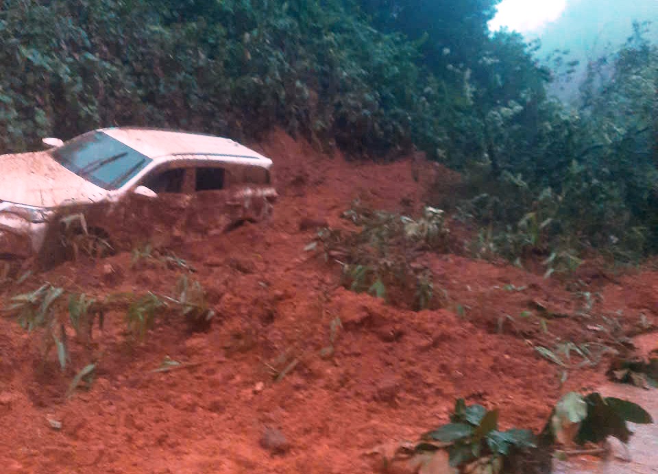 Xe ô tô 7 chỗ bị đất đá vùi lấp trên đường Hồ Chí Minh - Ảnh 1.