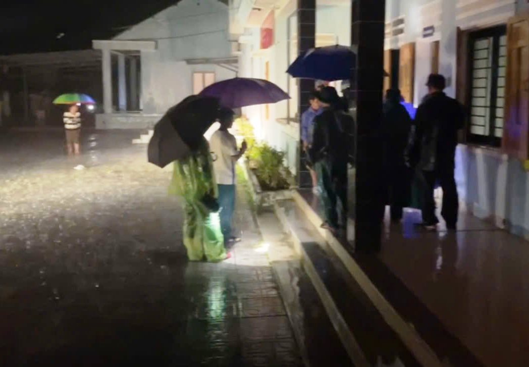 Sạt lở uy hiếp, di dời tài sản tại trụ sở Trà Leng ngay trong đêm - Ảnh 1. Sạt lở uy hiếp, di dời tài sản tại trụ sở Trà Leng ngay trong đêm - Ảnh 1.