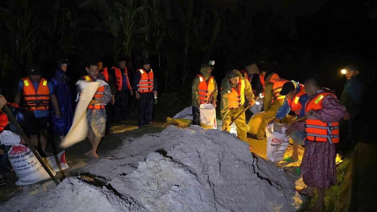 Đà Nẵng: Lữ đoàn Tăng thiết giáp 574 trắng đêm giúp dân ứng phó vỡ đê- Ảnh 1. Đà Nẵng: Lữ đoàn Tăng thiết giáp 574 trắng đêm giúp dân ứng phó vỡ đê- Ảnh 1.