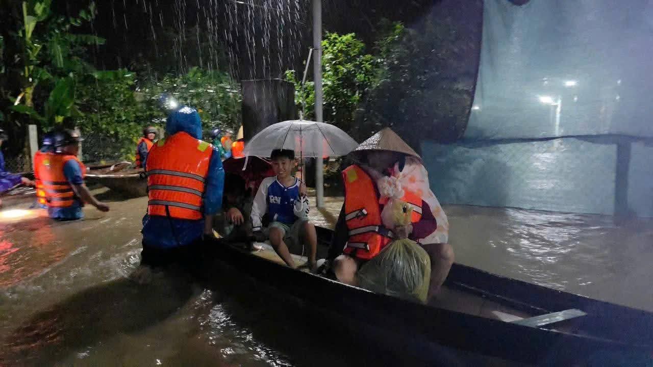 Đà Nẵng: Lữ đoàn Tăng thiết giáp 574 trắng đêm giúp dân ứng phó vỡ đê- Ảnh 3. Đà Nẵng: Lữ đoàn Tăng thiết giáp 574 trắng đêm giúp dân ứng phó vỡ đê- Ảnh 3.