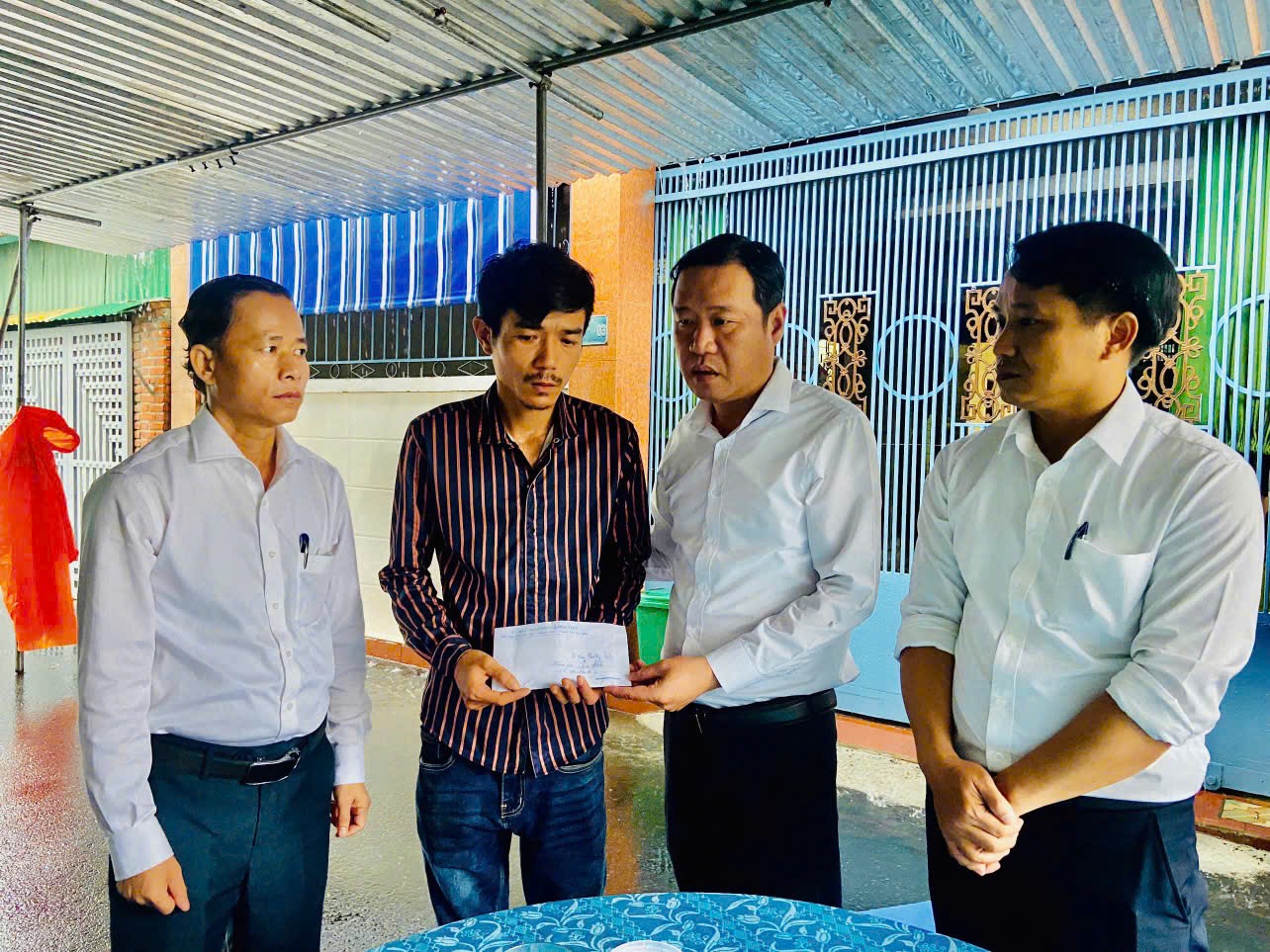 Đà Nẵng: Nữ công nhân băng dòng nước về nhà, bị lũ cuốn trôi tử vong - Ảnh 1. Đà Nẵng: Nữ công nhân băng dòng nước về nhà, bị lũ cuốn trôi tử vong - Ảnh 1.