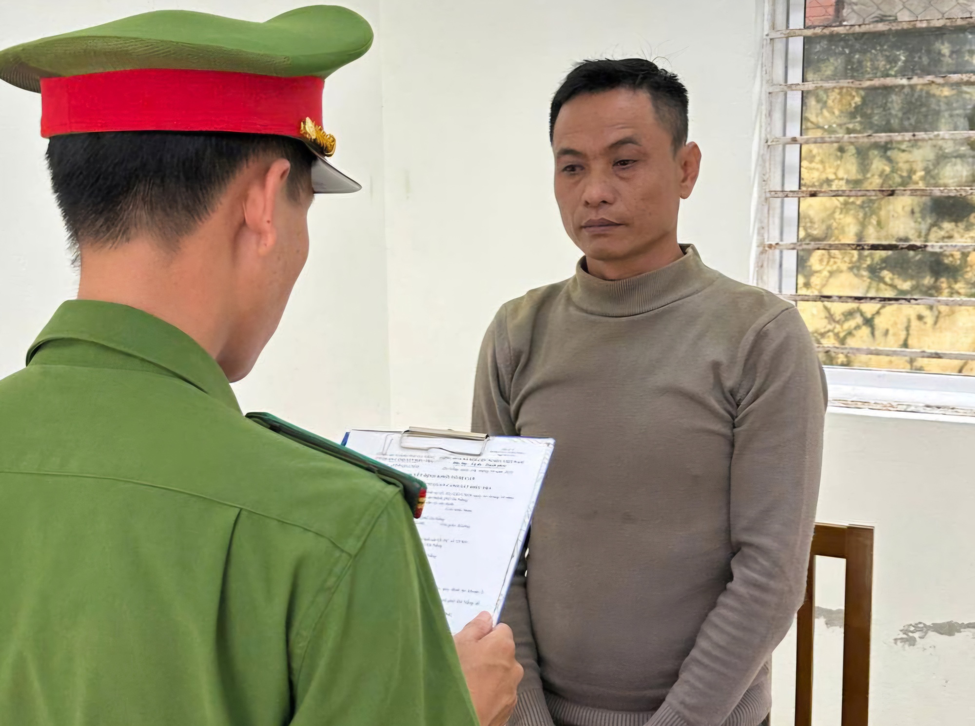 Đà Nẵng: Bắt tạm giam người đàn ông tống tiền bằng ảnh nhạy cảm - Ảnh 1.