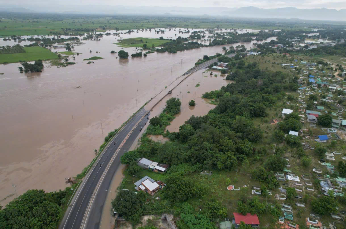 Mưa lớn kỷ lục ở Phan Thiết khiến dân phải khiêng quan tài chạy lũ trong đêm - Ảnh 4. Mưa lớn kỷ lục ở Phan Thiết khiến dân phải khiêng quan tài chạy lũ trong đêm - Ảnh 4.