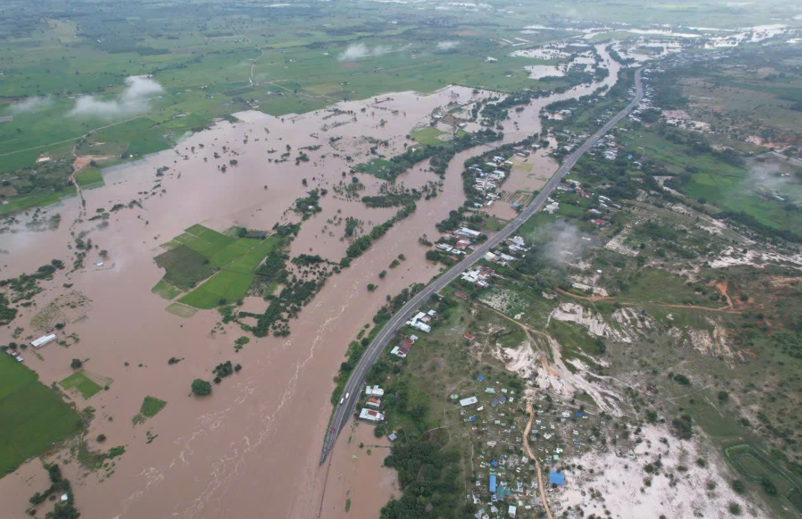 Mưa lớn kỷ lục ở Phan Thiết khiến dân phải khiêng quan tài chạy lũ trong đêm - Ảnh 3. Mưa lớn kỷ lục ở Phan Thiết khiến dân phải khiêng quan tài chạy lũ trong đêm - Ảnh 3.