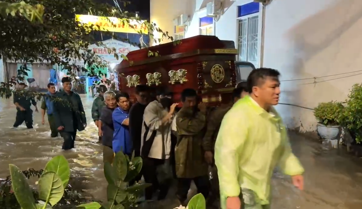 Mưa lớn kỷ lục ở Phan Thiết khiến dân phải khiêng quan tài chạy lũ trong đêm - Ảnh 1. Mưa lớn kỷ lục ở Phan Thiết khiến dân phải khiêng quan tài chạy lũ trong đêm - Ảnh 1.