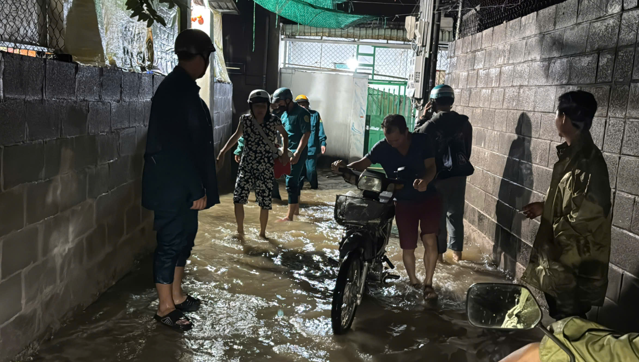 Mưa lớn kỷ lục ở Phan Thiết khiến dân phải khiêng quan tài chạy lũ trong đêm - Ảnh 2. Mưa lớn kỷ lục ở Phan Thiết khiến dân phải khiêng quan tài chạy lũ trong đêm - Ảnh 2.