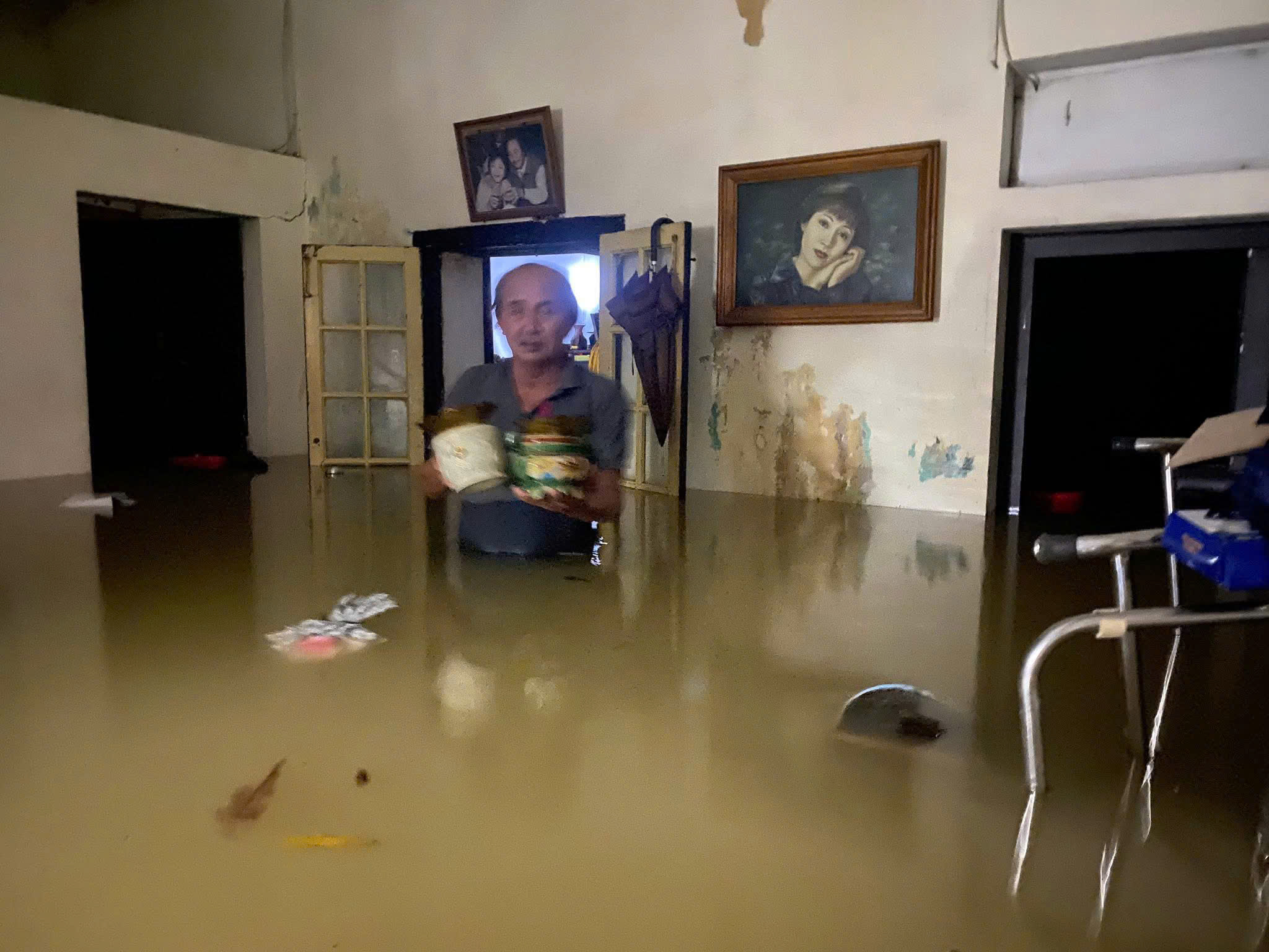 Người Huế vật lộn với mưa lũ trở lại sau khi dọn nhà xong - Ảnh 2.