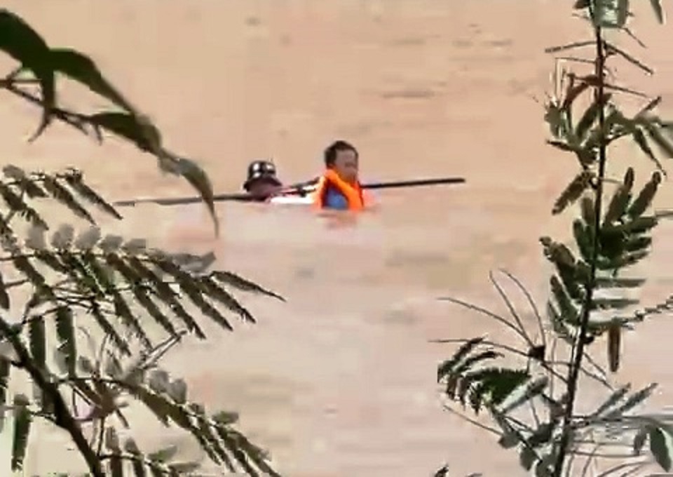 Đà Nẵng: Lật ghe khi đi đập chuột giữa dòng nước lũ, một người mất tích- Ảnh 1. Đà Nẵng: Lật ghe khi đi đập chuột giữa dòng nước lũ, một người mất tích- Ảnh 1.