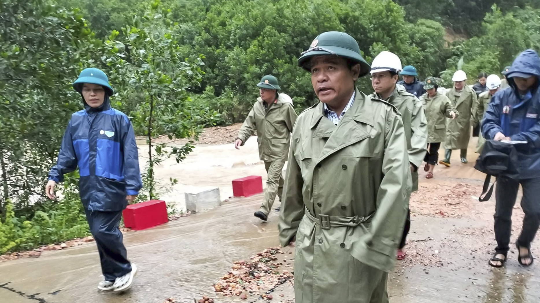 Quảng Ngãi: Hơn 120 tuyến đường bị sạt lở ở vị trí nào?- Ảnh 6. Quảng Ngãi: Hơn 120 tuyến đường bị sạt lở ở vị trí nào?- Ảnh 6.