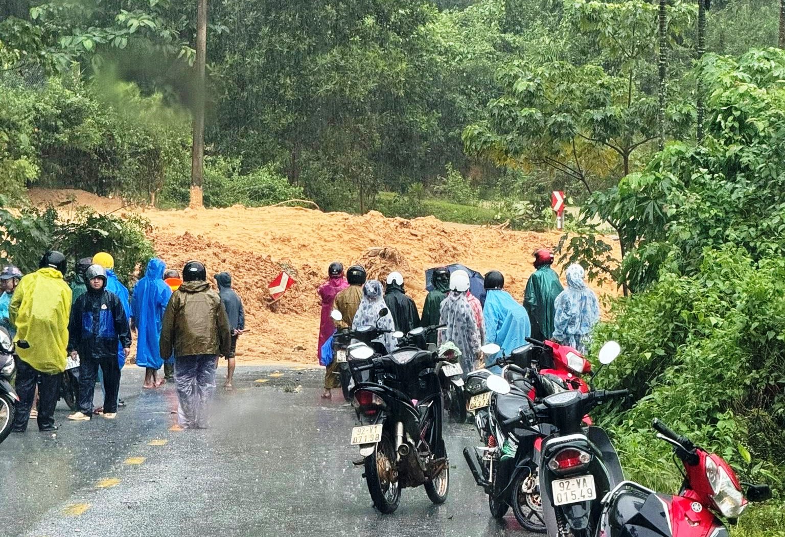 Đà Nẵng: Một phần ngọn núi sạt lở chảy như 'thác' băng qua Quốc lộ 40B - Ảnh 2.