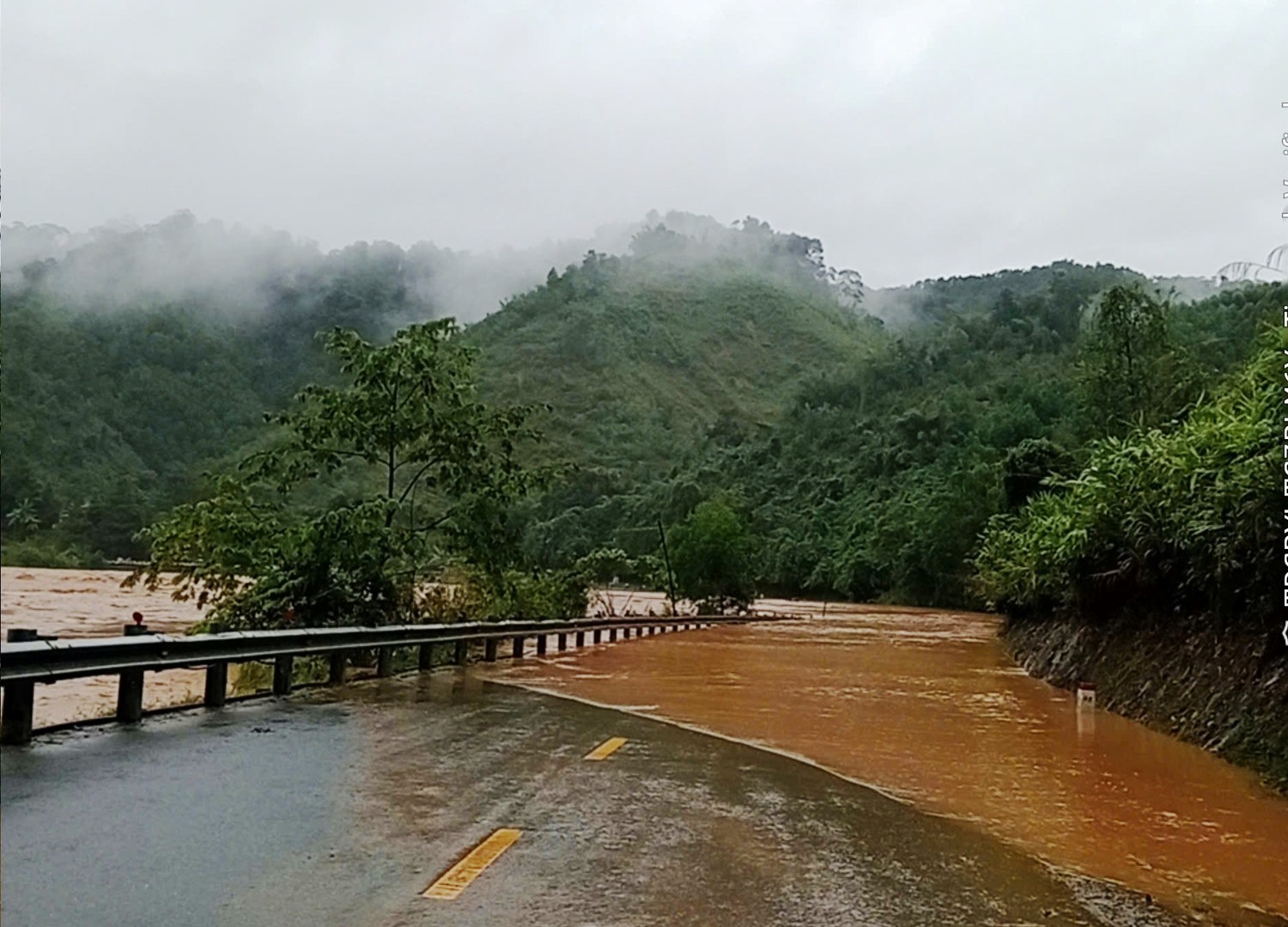Đường Hồ Chí Minh đoạn qua Đà Nẵng ngập sâu 1,5 m, giao thông tê liệt - Ảnh 1.