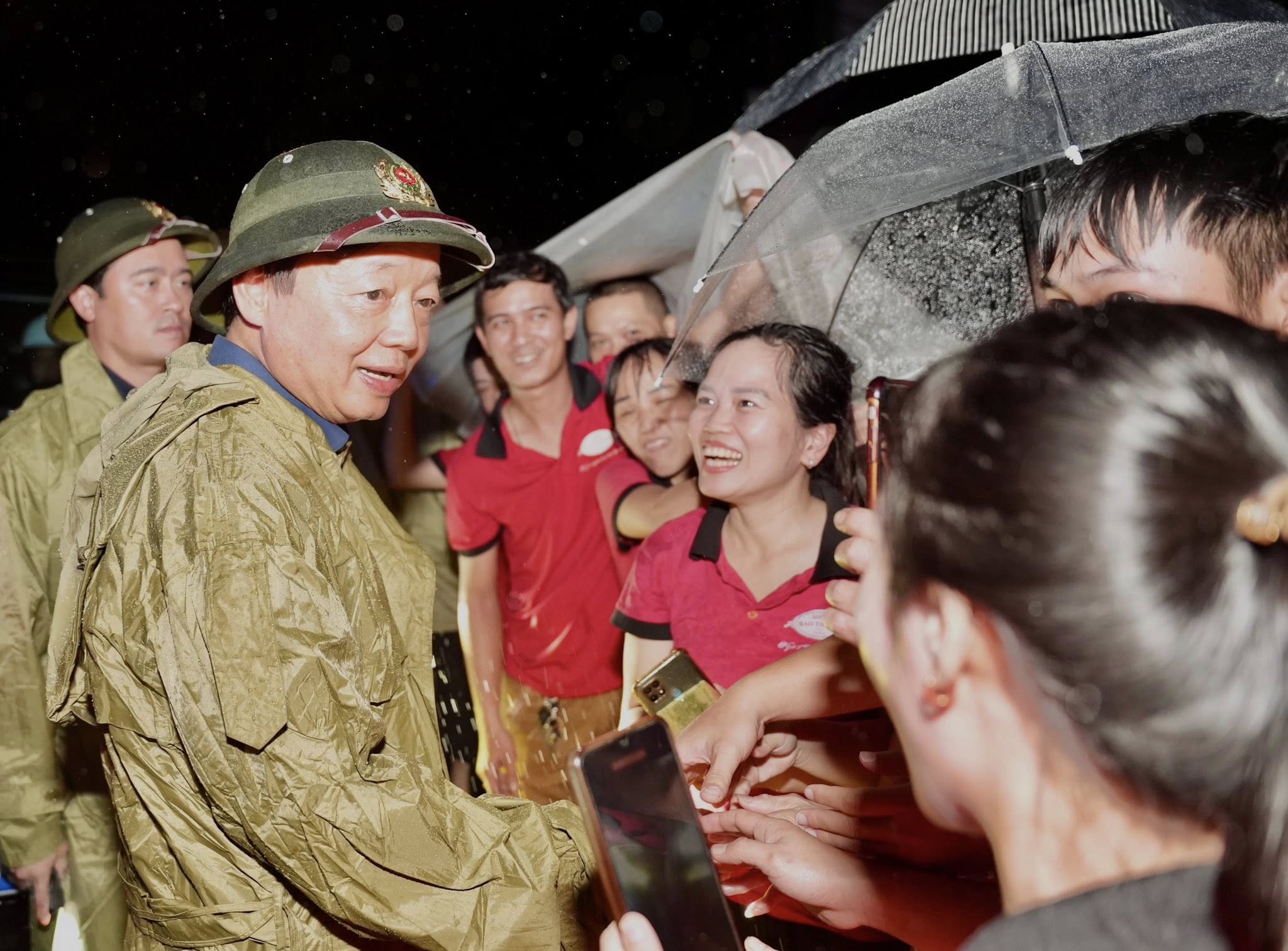 - Ảnh 2. Phó thủ tướng Trần Hồng Hà: Không để người dân đói, rét trong và sau lũ - Ảnh 2.