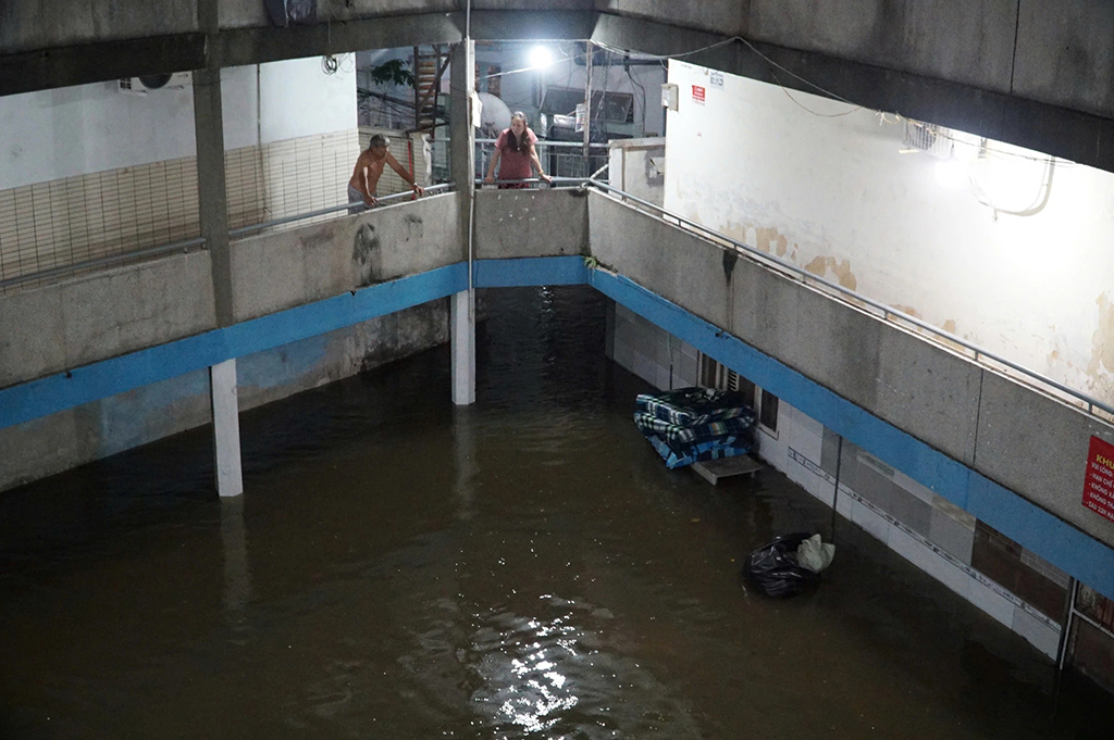 Mưa lớn suốt ngày, tiến độ chống ngập ra sao?- Ảnh 2. Mưa lớn suốt ngày, tiến độ chống ngập ra sao?- Ảnh 2.