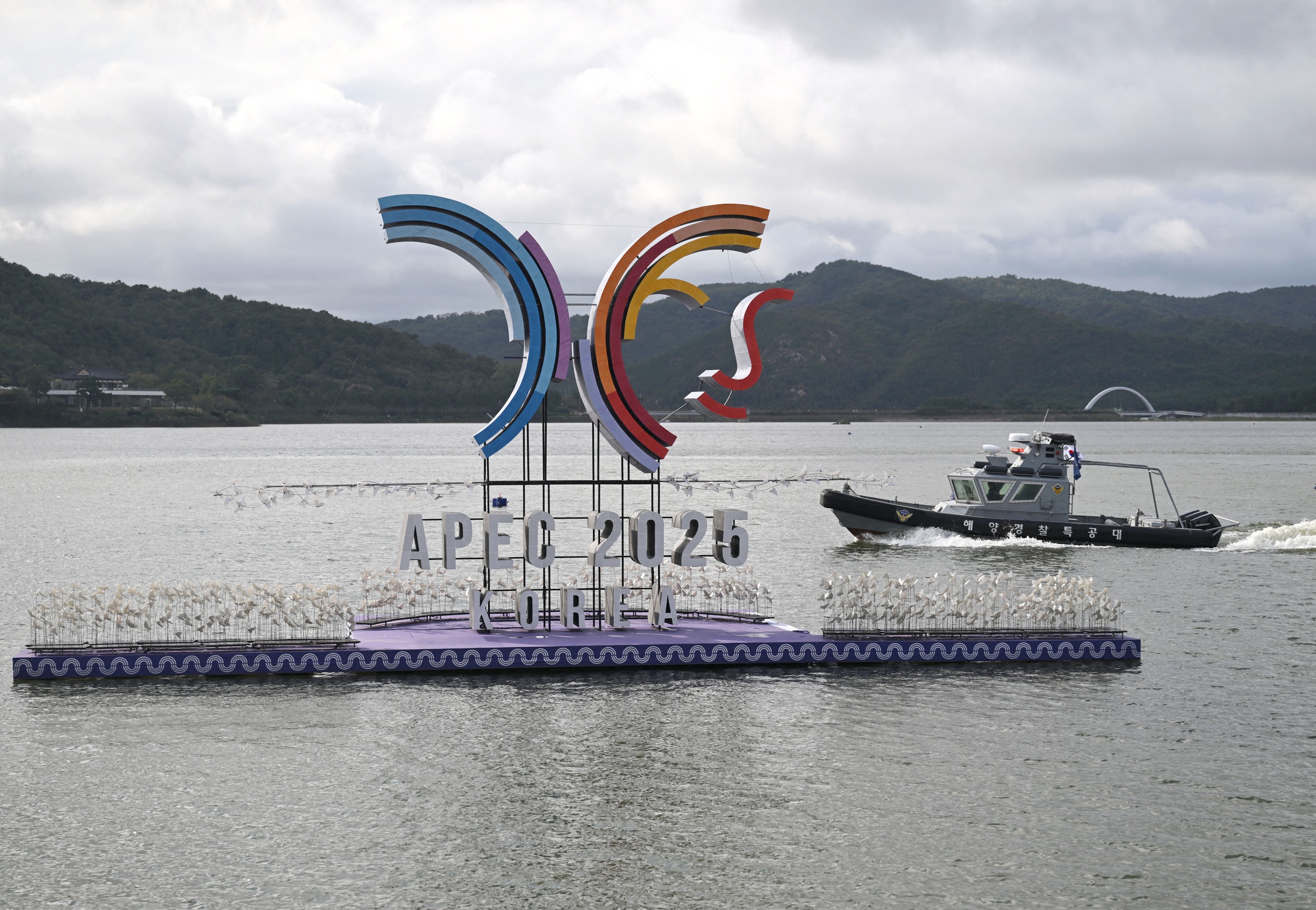 Hàn Quốc xây 'pháo đài' bảo vệ hội nghị APEC - Ảnh 1.