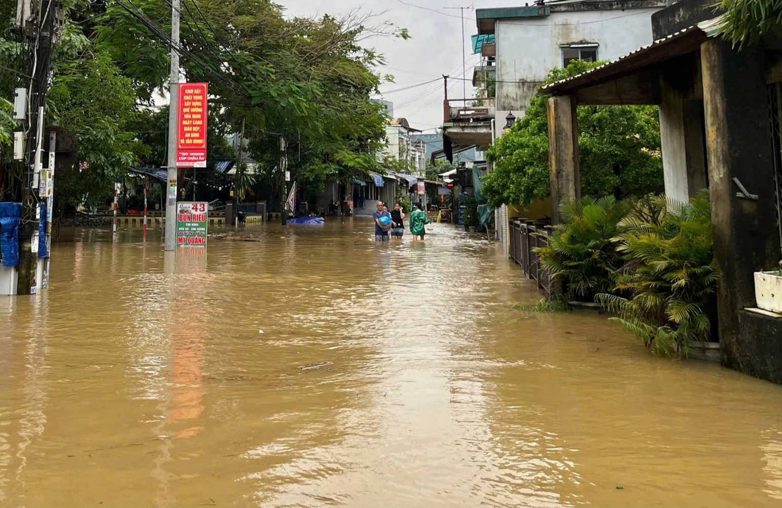 Nước sông Túy Loan dâng cao bất ngờ, người dân Đà Nẵng thức trắng đêm 'chạy' lũ- Ảnh 1. Nước sông Túy Loan dâng cao bất ngờ, người dân Đà Nẵng thức trắng đêm 'chạy' lũ- Ảnh 1.