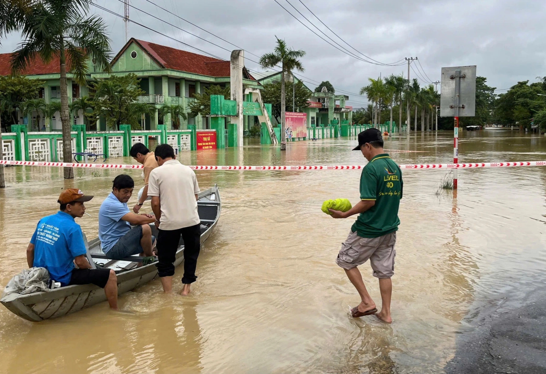 Nước sông Túy Loan dâng cao bất ngờ, người dân Đà Nẵng thức trắng đêm 'chạy' lũ- Ảnh 2. Nước sông Túy Loan dâng cao bất ngờ, người dân Đà Nẵng thức trắng đêm 'chạy' lũ- Ảnh 2.