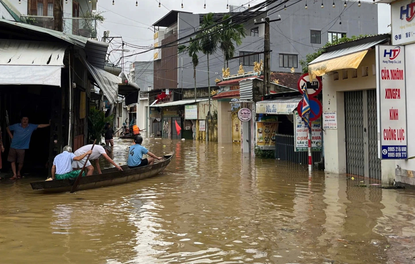 Nước sông Túy Loan dâng cao bất ngờ, người dân Đà Nẵng thức trắng đêm 'chạy' lũ- Ảnh 3. Nước sông Túy Loan dâng cao bất ngờ, người dân Đà Nẵng thức trắng đêm 'chạy' lũ- Ảnh 3.