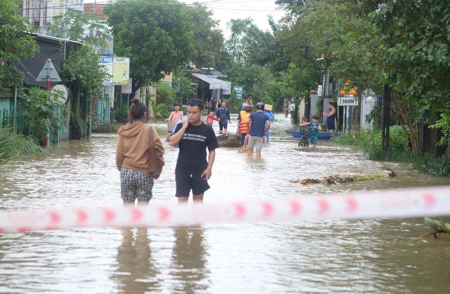 Nước sông Túy Loan dâng cao bất ngờ, người dân Đà Nẵng thức trắng đêm 'chạy' lũ- Ảnh 8. Nước sông Túy Loan dâng cao bất ngờ, người dân Đà Nẵng thức trắng đêm 'chạy' lũ- Ảnh 8.