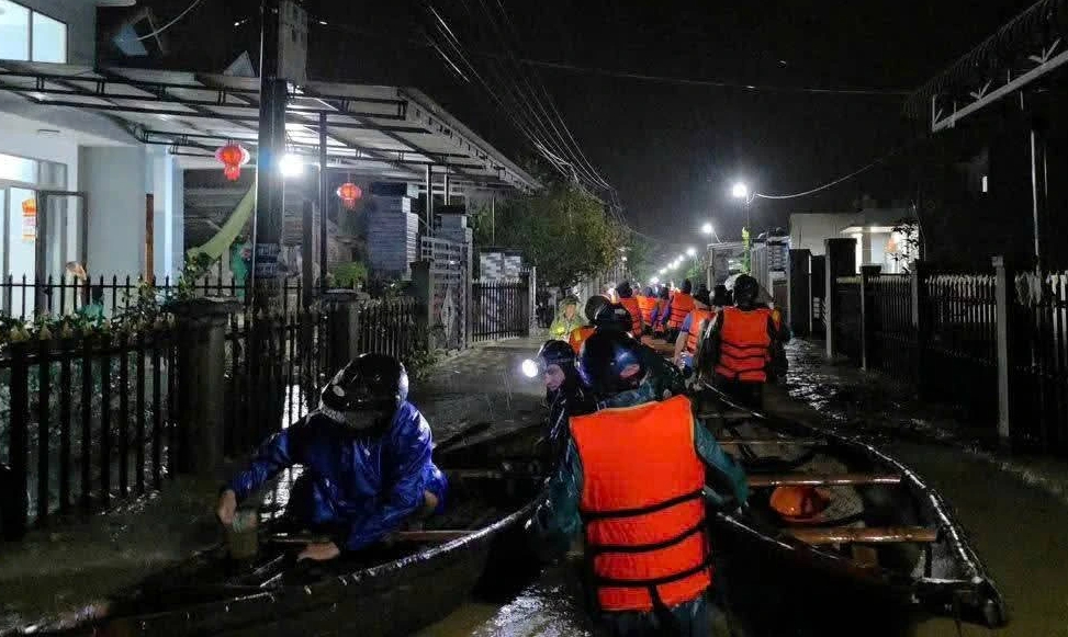 Đà Nẵng: Lữ đoàn Tăng thiết giáp 574 trắng đêm giúp dân ứng phó vỡ đê- Ảnh 4. Đà Nẵng: Lữ đoàn Tăng thiết giáp 574 trắng đêm giúp dân ứng phó vỡ đê- Ảnh 4.