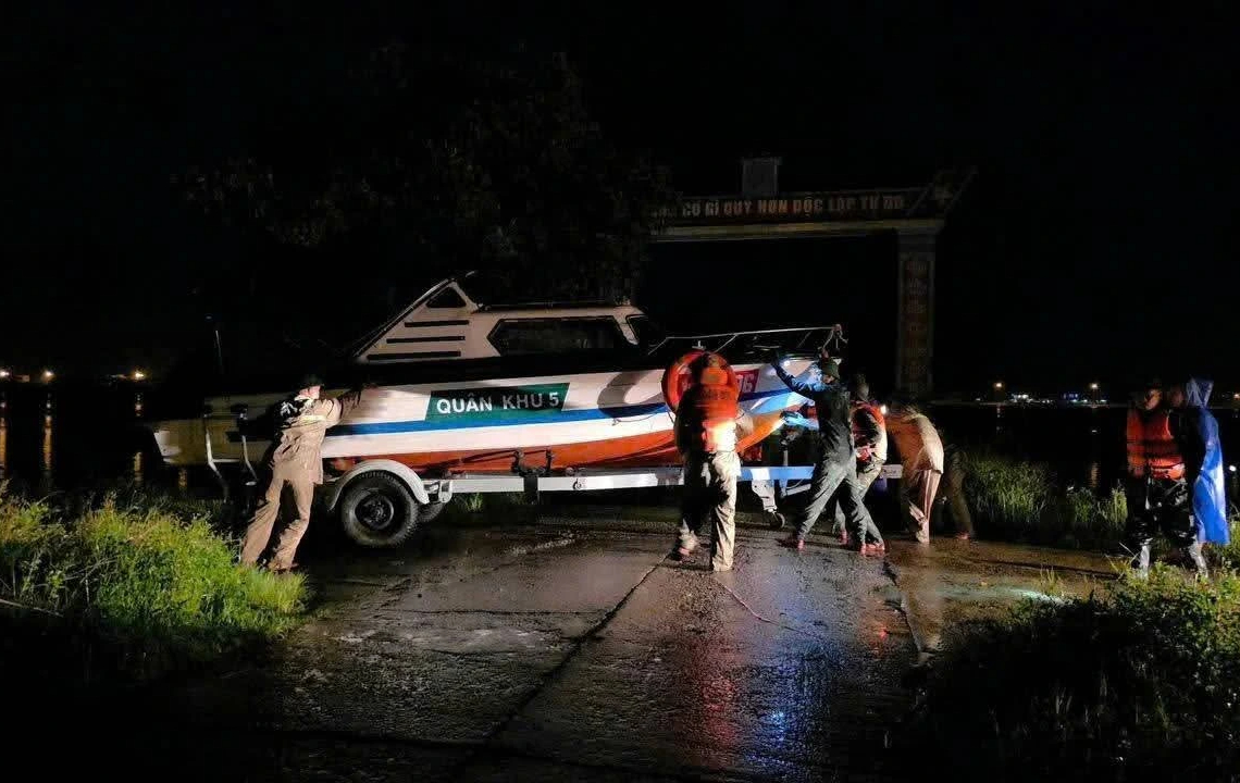 Đà Nẵng: Lữ đoàn Tăng thiết giáp 574 trắng đêm giúp dân ứng phó vỡ đê- Ảnh 2. Đà Nẵng: Lữ đoàn Tăng thiết giáp 574 trắng đêm giúp dân ứng phó vỡ đê- Ảnh 2.